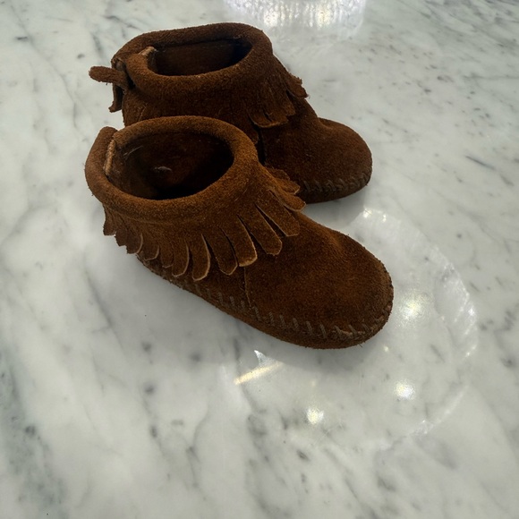 EXCELLENT Authentic Minnetonka Suede Baby Moccasin Boots 6-12 Months - Picture 2 of 7